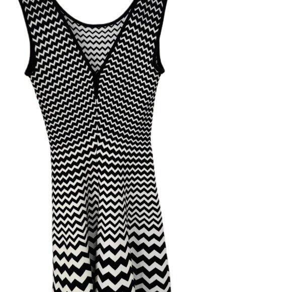 GIG BLACK AND WHITE ZIG ZAG KNIT FIT & FLARE DRESS Size Small - Picture 6 of 11